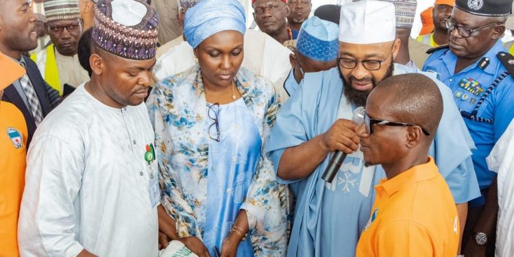 NEMA Distributes Federal Government Food items to Deprived Nigerians in Niger State. 