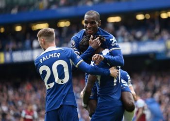 Chelsea ease past West Ham to boost  Europe hopes