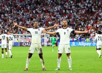 Dramatic comeback for England as they qualify for next round