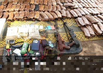 Army intercepts suspected gun runner, recovers weapons, ammunition and ₦2.44 million in Taraba
