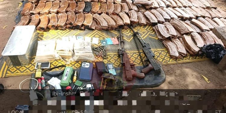 Army intercepts suspected gun runner, recovers weapons, ammunition and ₦2.44 million in Taraba